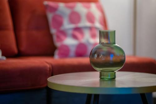 a glass vase sitting on top of a table at Hessenland Hotel Kassel Innenstadt by Stay Awesome in Kassel