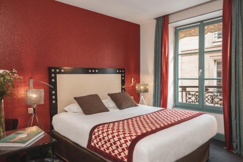 Кровать или кровати в номере Hotel Le petit Paris