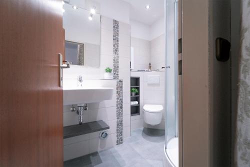La salle de bains est pourvue d'un lavabo et de toilettes. dans l'établissement Haus Seeblick Wohnung A6, à Kellenhusen