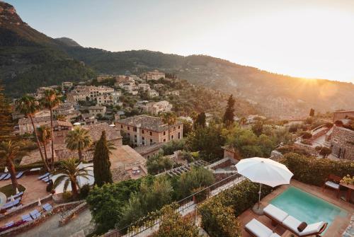 Elle offre une vue sur une ville avec une piscine et une montagne. dans l'établissement La Residencia, A Belmond Hotel, Mallorca, à Deià