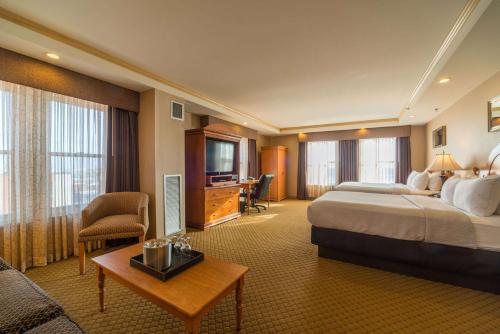 um quarto de hotel com uma cama grande e uma secretária em Ambassador Hotel Milwaukee, Trademark Collection by Wyndham em Milwaukee