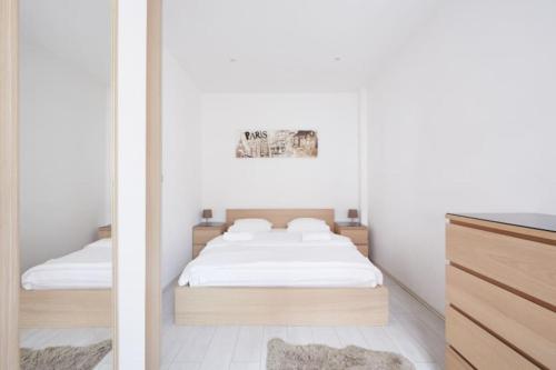 1 Schlafzimmer mit 2 Betten und einem Spiegel in der Unterkunft Sunny&Bright Premium Apartment near New York Café in Budapest