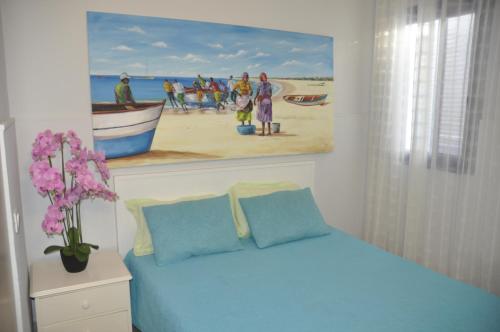 埃斯帕戈斯的住宿－Apartamento Moradias Djadsal próximo à Praia de Santa Maria，卧室配有一张蓝色的床,墙上挂着一幅画