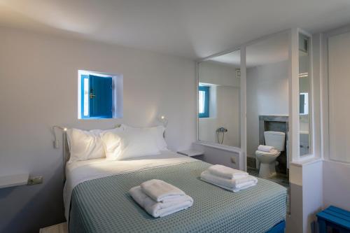 1 dormitorio con 1 cama con 2 toallas en Pyrgaki House, en Areopoli