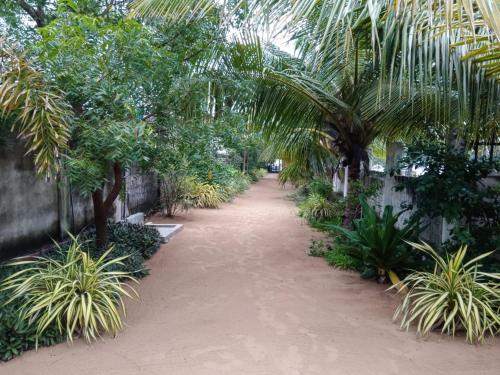 Elegant Green Beach Resortにある庭