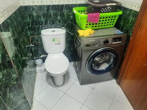 a bathroom with a toilet and a washing machine at Casablanca in Aïn Harrouda
