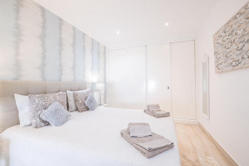 Luxurious Seaview Apartment with pool 5min Beach