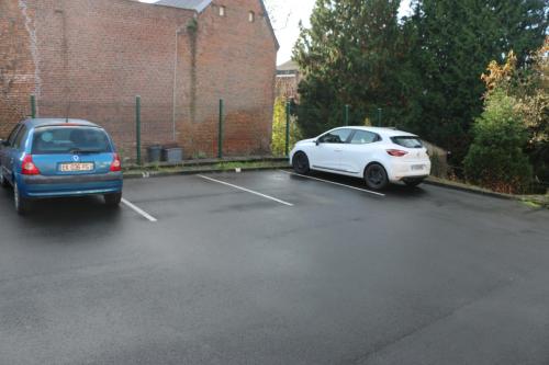 two cars are parked in a parking lot at Face à Matisse in Le Cateau