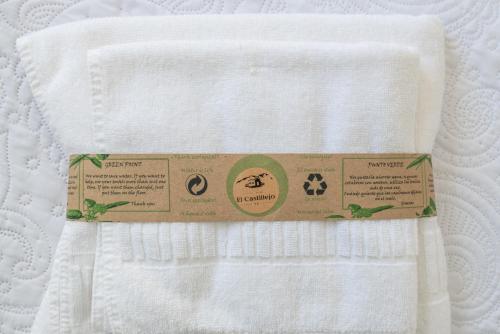 un asciugamano bianco con un'etichetta di Hotel Rural El Castillejo a Cuevas del Becerro