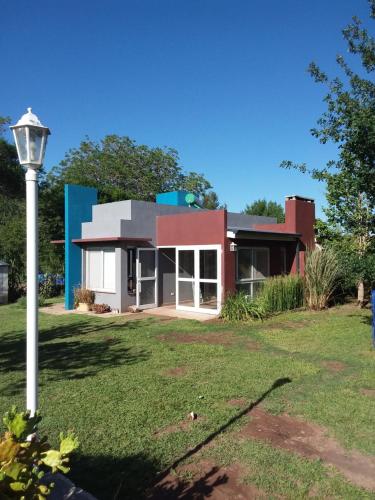 una casa con una luz de la calle delante de ella en Lo de Lily_Rumipal en Villa Rumipal