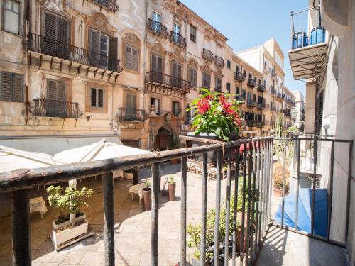 desde el balcón de un edificio en Kalamarina Rooms en Palermo