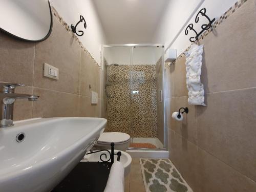 A bathroom at Il sottano alla strada Polignano a mare