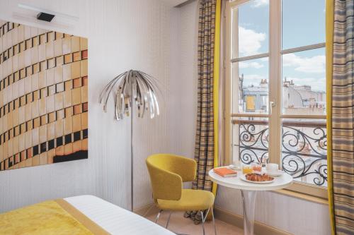 Кровать или кровати в номере Hotel Le petit Paris