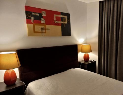 a hotel room with a bed and two lamps at Ares do Mar - 4 beds apartment and car parking in Matosinhos