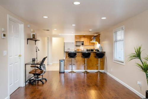 cocina con barra y sillas en una habitación en *2bdr Victorian Home away from Home - *Central Loc en Sacramento
