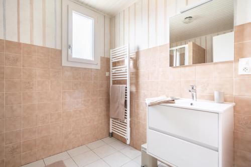 une salle de bain avec un lavabo et un miroir dans l'établissement L'Argentique, à Ceffonds