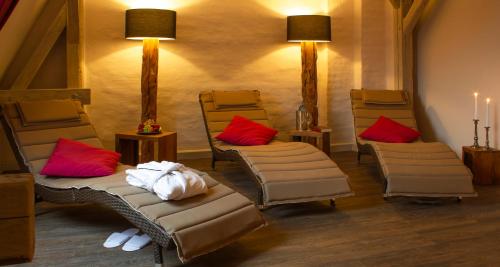 Cette chambre comprend 4 chaises et des oreillers rouges. dans l'établissement Hotel Via Regia - VIAs-Hotels, à Görlitz