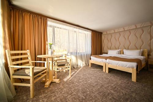 Postel nebo postele na pokoji v ubytování Kompozitor Hotel Dilijan