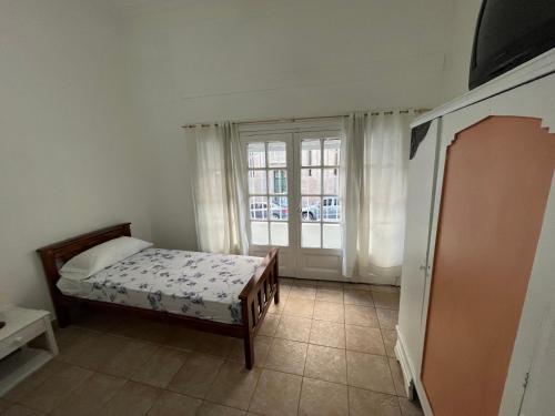 ein kleines Schlafzimmer mit einem Bett und einem Fenster in der Unterkunft Sevilla Home Hotel in Buenos Aires