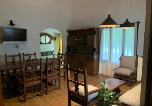 塞拉利昂德洛斯教士的住宿－Puerto Paraíso，客厅配有桌椅和电视。