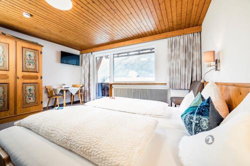 Postel nebo postele na pokoji v ubytování Pension der Steinbock - das 300 Jahre alte Bauernhaus - TIROL