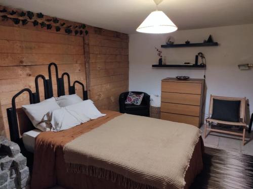 1 dormitorio con 1 cama grande y vestidor en Rustic mountain view apartment, en Cogollos De La Vega