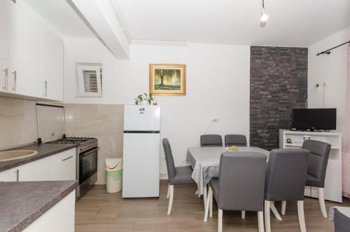 a kitchen and dining room with a table and chairs at Apartment Ruza in Sobra
