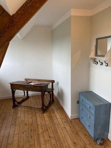 um quarto com uma mesa e um armário azul em Le Haut 33 : Maison bourgeoise de caractère à Laon em Laon