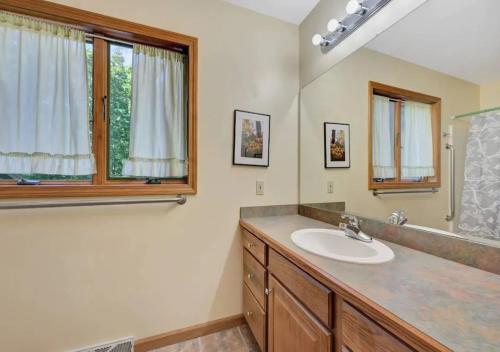 W łazience znajduje się umywalka i lustro. w obiekcie Wonderful 6 Bedroom Home At Hamptons w mieście Noyack
