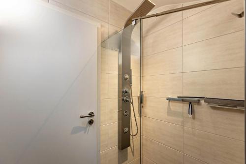 um chuveiro com uma porta de vidro na casa de banho em Radolfzell Bodensee em Radolfzell am Bodensee