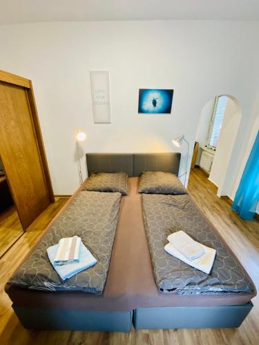duże łóżko w pokoju z 2 materacami w obiekcie Abschalten im Zentrum von Bad Ischl w mieście Bad Ischl