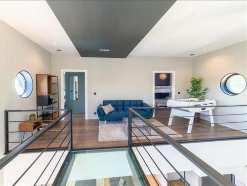 a living room with a blue couch and a table at Luxueux Domaine Dal Cayrou grande piscine Cahors in Cahors