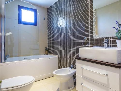 ein Badezimmer mit einer Badewanne, einem Waschbecken und einem WC in der Unterkunft Bertur Mira d'Or-57 in Peñíscola
