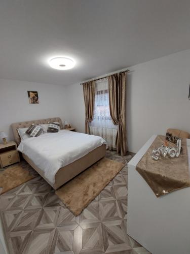 澤爾內甚蒂的住宿－Maria's Dream House，一间卧室设有一张大床和一个窗户。