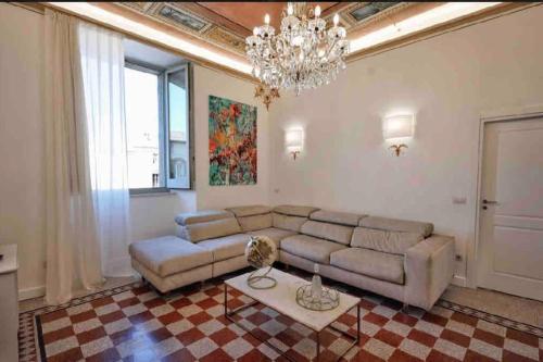 a living room with a couch and a chandelier at Casa Buditto in Orvieto