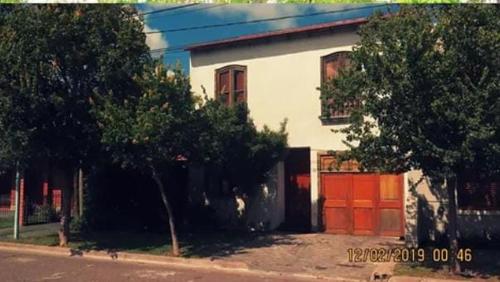 Amplia casa con parque y pileta