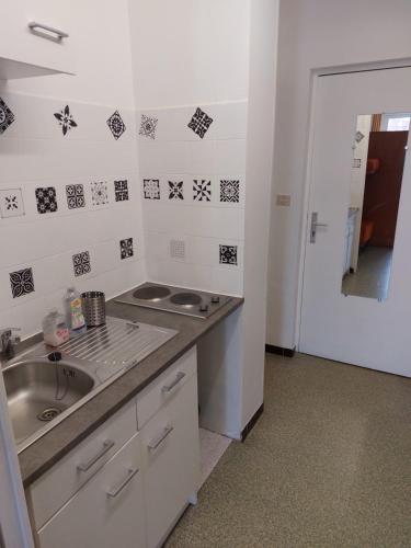 Kuchyňa alebo kuchynka v ubytovaní Studio SuperDévoluy dans batiment Bois D'Aurouze au pied des pistes