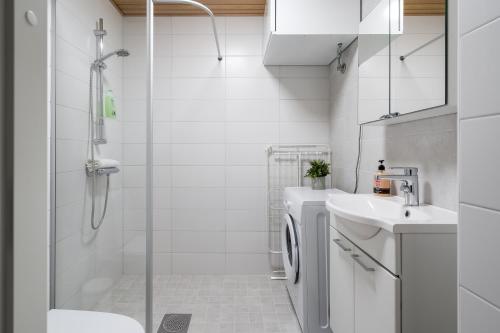 Ένα μπάνιο στο Hiisi Homes Järvenpää