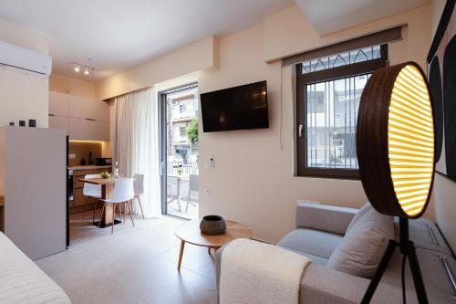 レティムノ・タウンにある7 City Luxury Apartmentsのリビングルーム(ソファ、テーブル付)