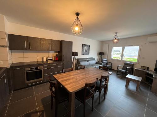 une cuisine et une salle à manger avec une table et des chaises dans l'établissement TIME TO RELAX, à Annecy