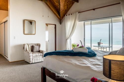 1 dormitorio con 1 cama y vistas al océano en Sandspoor, en St Helena Bay