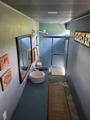 y baño con aseo, lavabo y espejo. en The Inn at Punta Mala en Pedasí Town