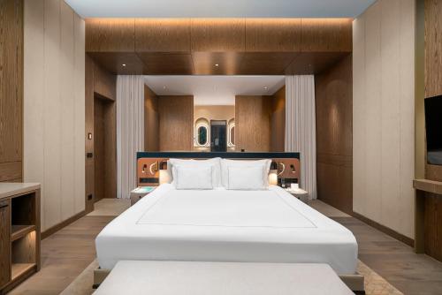 1 dormitorio con 1 cama blanca grande en una habitación en Bayou Villas-Ultra All Inclusive en Antalya