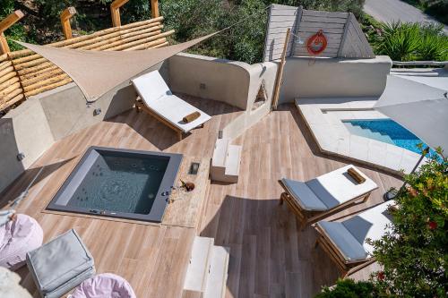 - une vue sur la terrasse dotée d'une piscine et de chaises dans l'établissement Verekinthos Villa, a Fine Country Retreat, By ThinkVilla, à Yerolákkos