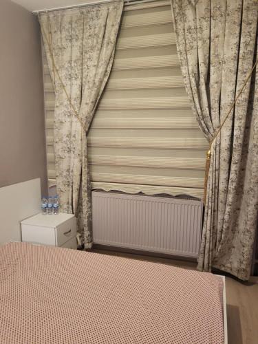 Un dormitorio con una gran ventana con un ciego en Erzurum DAMAK GRUP en Erzurum