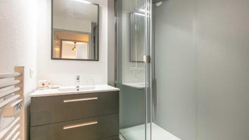 a bathroom with a sink and a glass shower at Les Tetras - 63 - Studio moderne - 4 pers in Saint-Sorlin-dʼArves