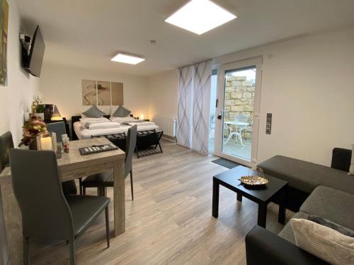 Oleskelutila majoituspaikassa 1,5 Zimmer Apartment in S-Bahn Nähe, 35 qm, max 4 Pers, zentral, private Terasse, Internet 250 MBit