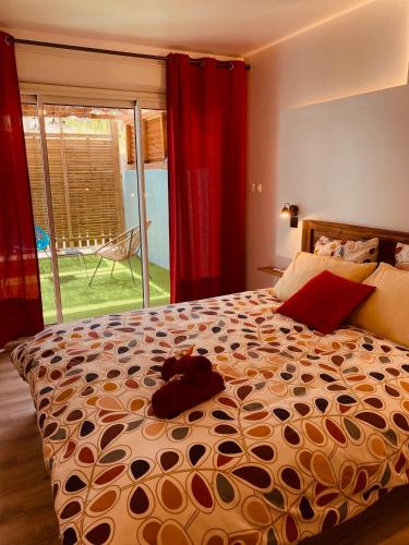 a bed with a teddy bear laying on top of it at La Caza Léo - 120m² - Piscine vue sur mer in Étang-Salé