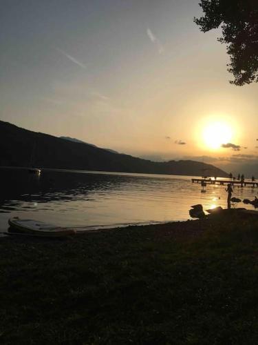 a group of people on a lake at sunset at Gemütliches Bergappartement mit Seeblick in Zödl
