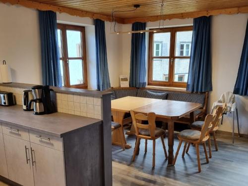 eine Küche und ein Esszimmer mit einem Tisch und Stühlen in der Unterkunft Gästehaus Rimmel in Immenstadt im Allgäu